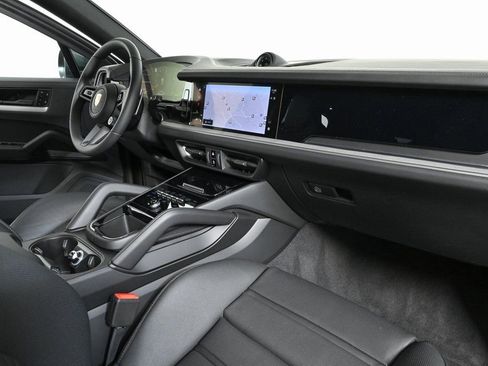 Certified 2025 Porsche Cayenne AWD image 20