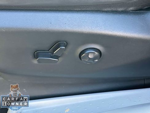 Used 2023 Chrysler Pacifica Touring-L FWD image 17