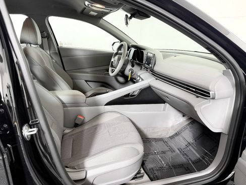 Used 2022 Hyundai Elantra SE FWD image 46