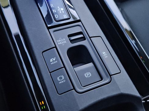 Used 2024 Toyota Prius XLE image 18