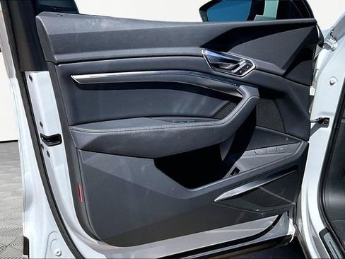 Used 2022 Audi e-tron Premium Plus w/ Premium Plus Package image 18