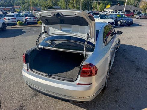 Used 2018 Volkswagen Passat 2.0T R-Line w/ R-Line Lighting Package FWD image 16