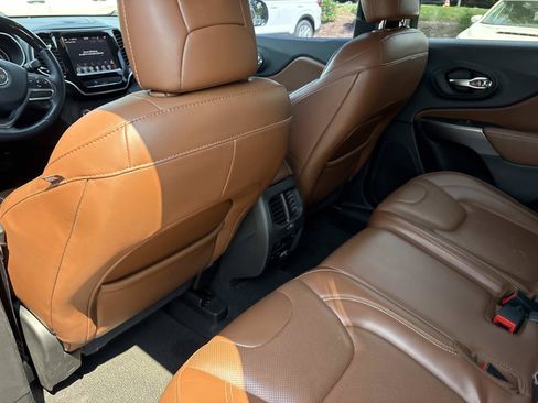 Used 2019 Jeep Cherokee Overland FWD image 32