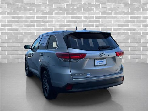 Used 2019 Toyota Highlander XLE AWD/4WD image 2