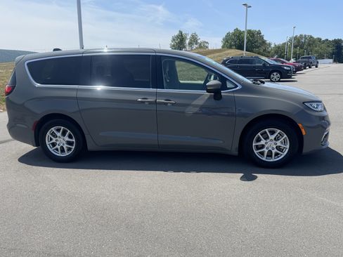 Used 2023 Chrysler Pacifica Touring-L FWD image 2