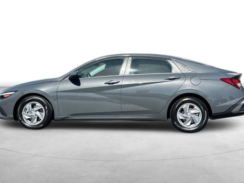 Certified 2026 Hyundai Elantra SE FWD image 3