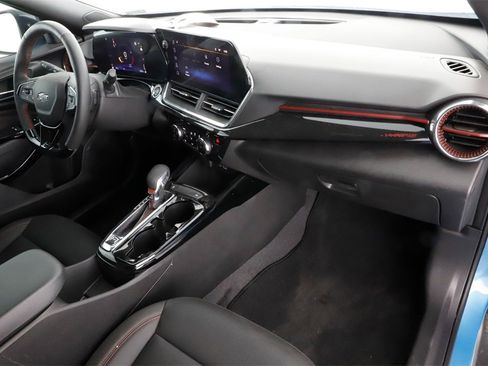 Used 2025 Chevrolet Trax RS w/ Driver Confidence Package image 28