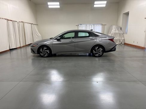 Used 2025 Hyundai Elantra SEL FWD image 5