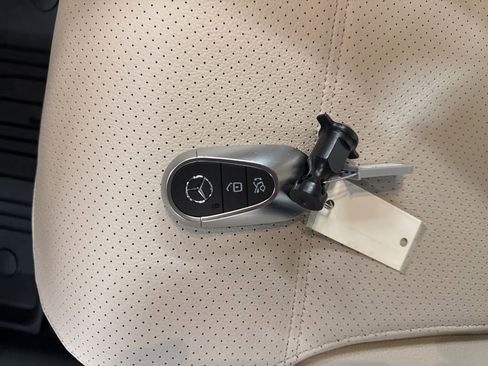 Used 2025 Mercedes-Benz GLC 300 4MATIC image 30