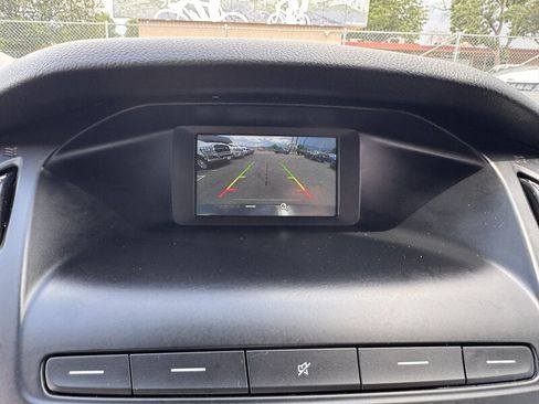 Used 2018 Ford Focus SE w/ SE Appearance Package FWD image 19