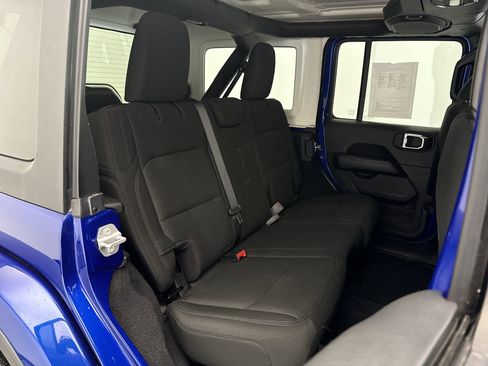 Used 2018 Jeep Wrangler Unlimited Sahara w/ Dual Top Group AWD/4WD image 18