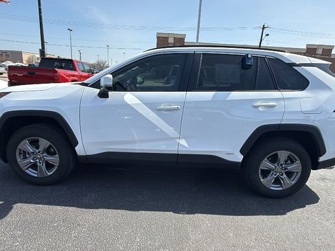 Certified 2022 Toyota RAV4 XLE w/ Convenience Package image 4