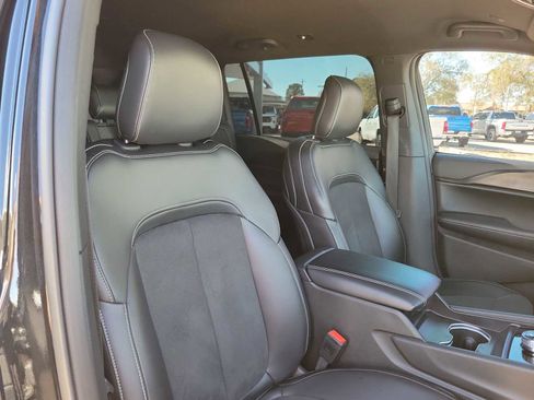 Used 2025 Jeep Grand Cherokee L Laredo image 14