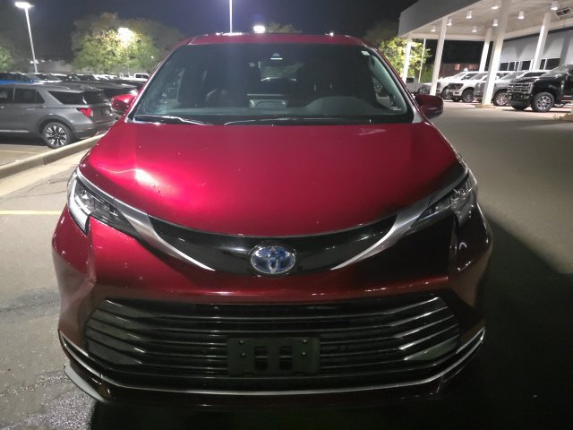 Used 2025 Toyota Sienna Limited AWD/4WD image 8