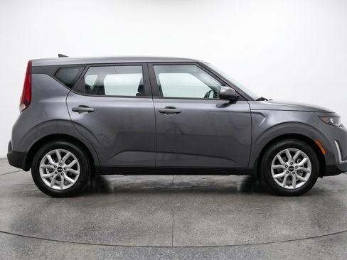 Used 2025 Kia Soul LX w/ LX Technology Package FWD image 11