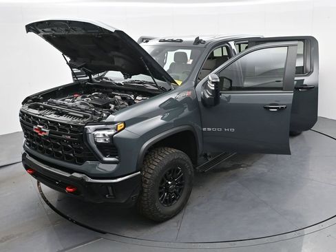 Used 2025 Chevrolet Silverado 2500 ZR2 w/ Technology Package image 39