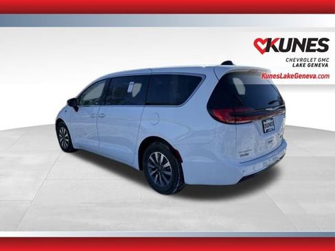 Used 2024 Chrysler Pacifica Select image 8