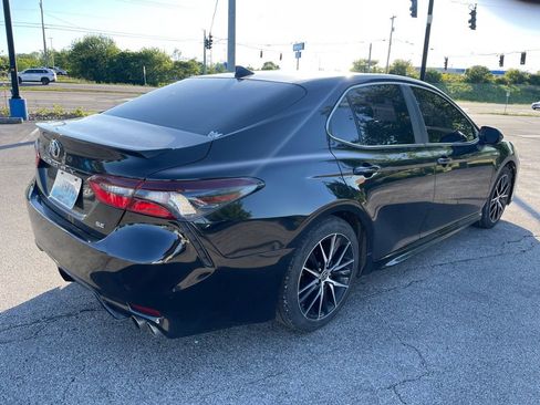 Used 2021 Toyota Camry SE FWD image 3