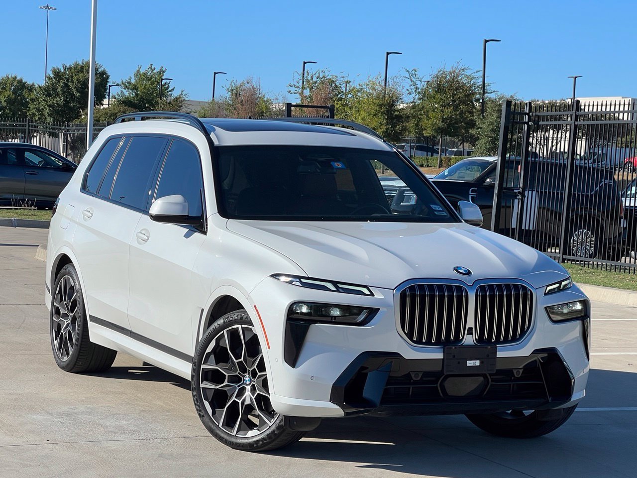 Used 2024 BMW X7 xDrive40i w/ M Sport Package AWD/4WD image 1