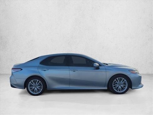 Used 2018 Toyota Camry XLE FWD image 4