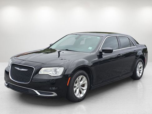 Used 2015 Chrysler 300 Limited image 1