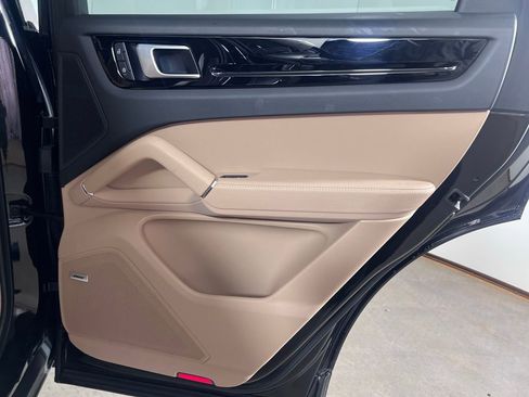 Certified 2023 Porsche Cayenne Platinum Edition image 22