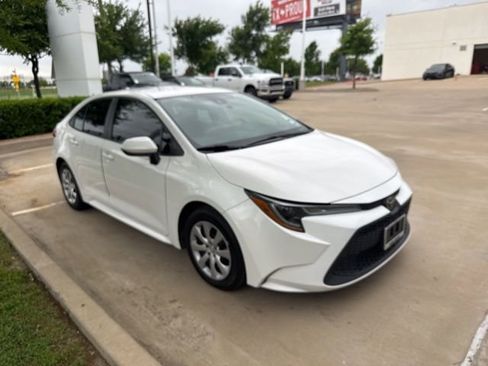 Used 2020 Toyota Corolla LE image 2