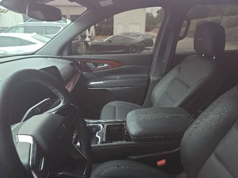 Used 2024 Chevrolet Traverse Z71 w/ LPO, Floor Liner Package AWD/4WD image 9
