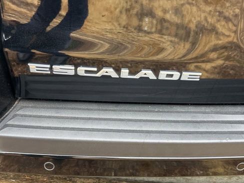 Used 2017 Cadillac Escalade Luxury image 3
