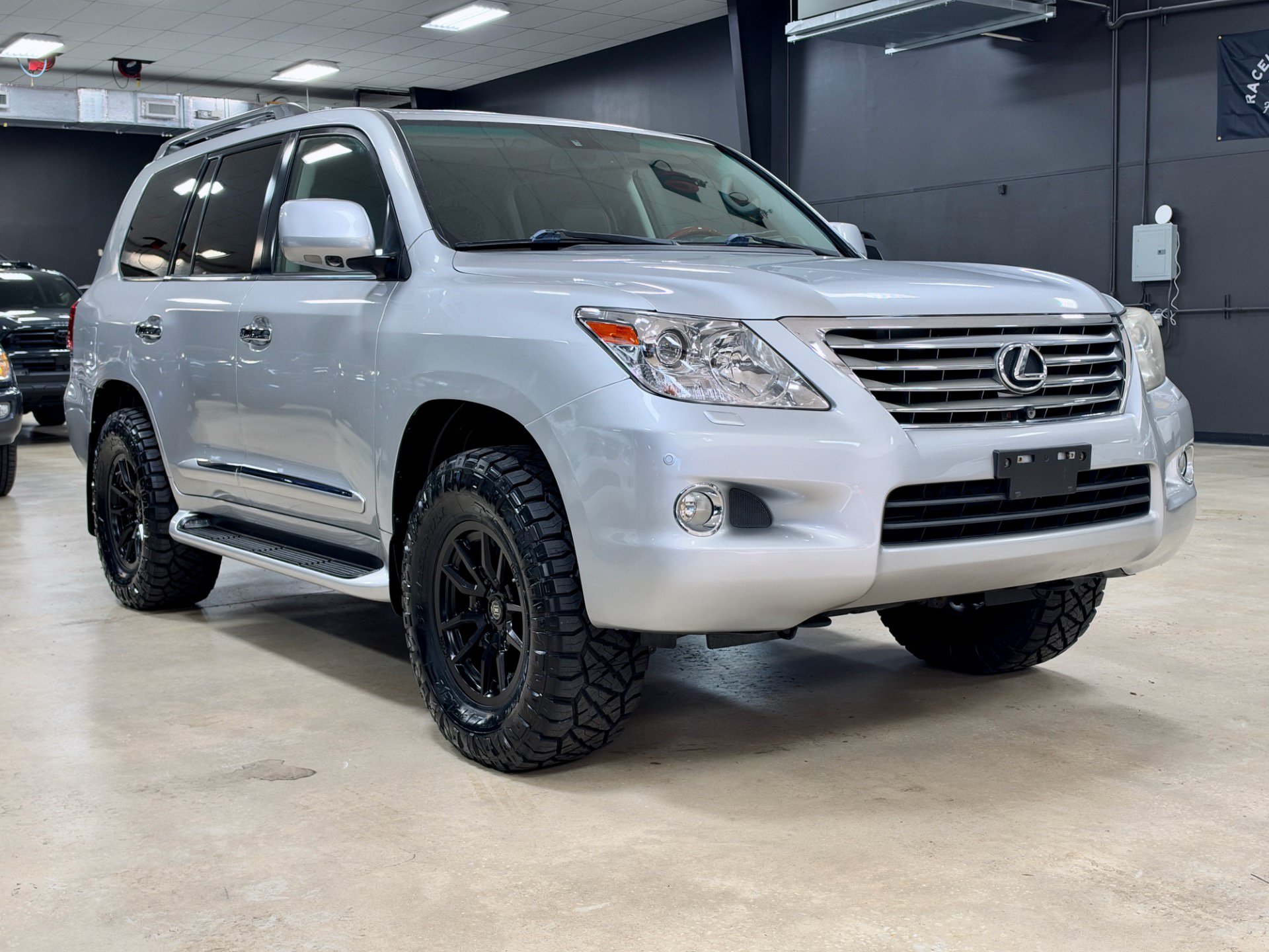 Used 2010 Lexus LX 570 4WD image 2