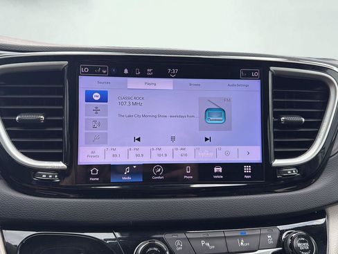Used 2024 Chrysler Pacifica Touring-L FWD image 17