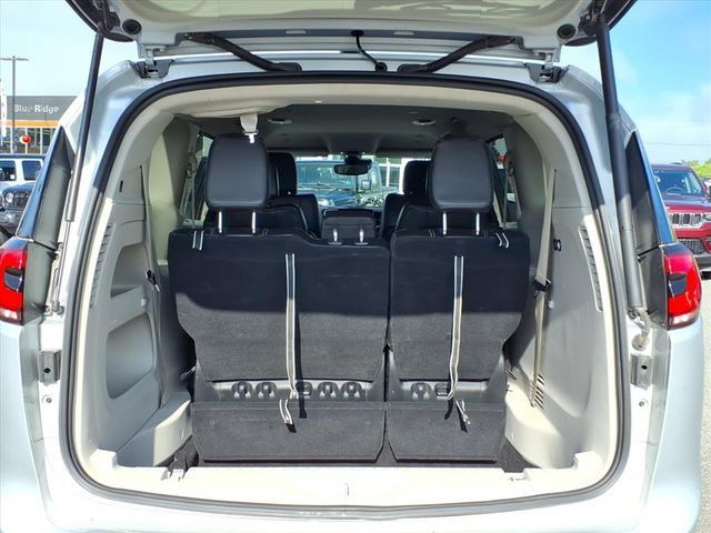 Used 2024 Chrysler Pacifica Touring-L FWD image 7