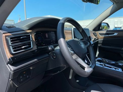 Used 2024 Volkswagen Atlas SE w/ Panoramic Sunroof Package FWD image 27