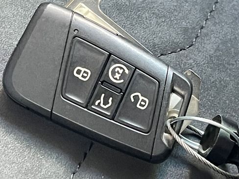 Used 2025 Volkswagen Taos SE image 25