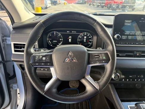 Used 2023 Mitsubishi Outlander SE image 13