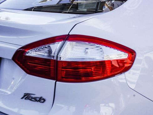 Used 2017 Ford Fiesta SE image 8