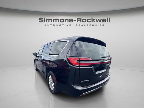 Used 2025 Chrysler Pacifica Select FWD image 3