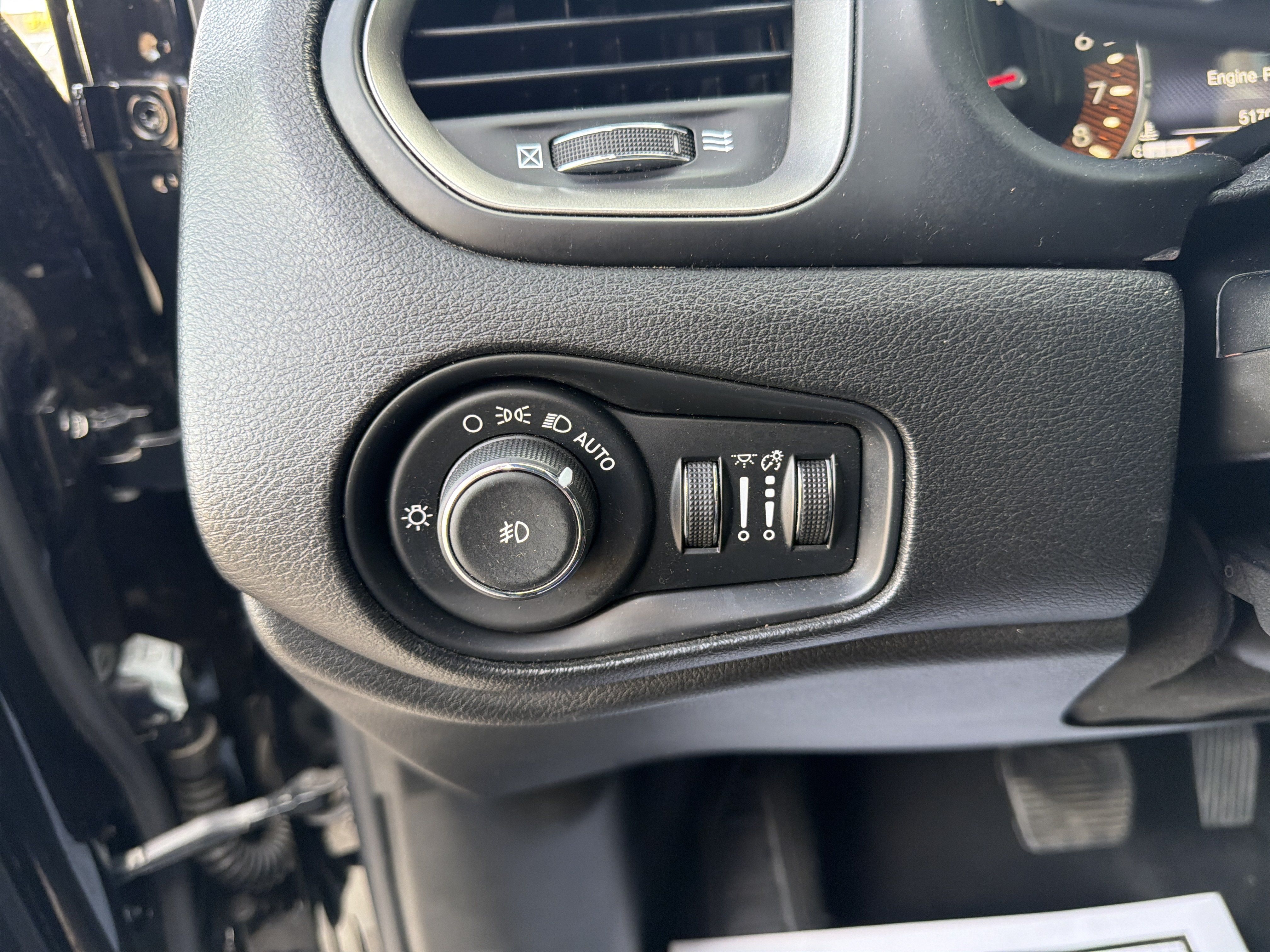 Used 2020 Jeep Renegade Altitude AWD/4WD image 15