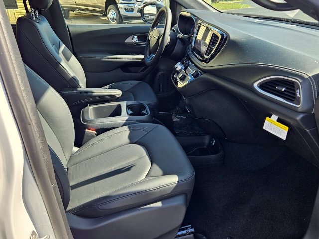 New 2025 Chrysler Pacifica Select FWD image 15