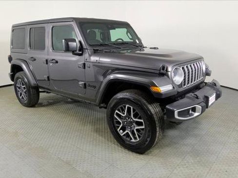 Used 2025 Jeep Wrangler Unlimited Sahara AWD/4WD image 9