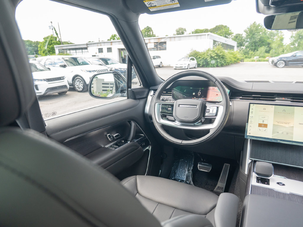 New 2026 Land Rover Range Rover Long Wheelbase SE AWD/4WD image 17