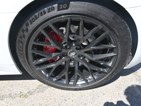Used 2018 Audi R8 V10 w/ Premium Package RWD image 30