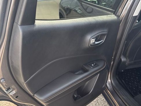 Used 2020 Jeep Compass Latitude FWD image 10