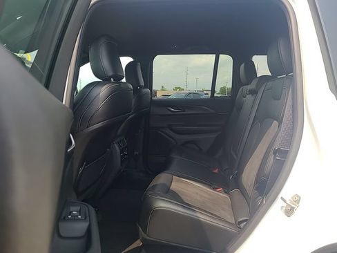 Used 2025 Jeep Grand Cherokee Altitude AWD/4WD image 23