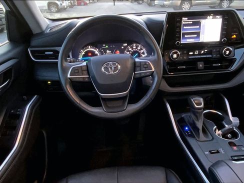 Used 2022 Toyota Highlander XLE AWD/4WD image 6