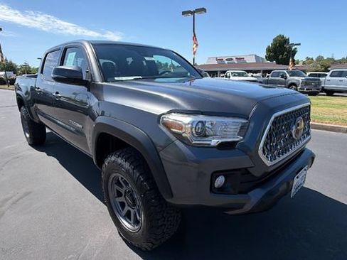 Used 2018 Toyota Tacoma TRD Off-Road w/ Technology Package AWD/4WD image 2