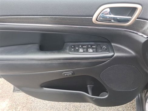 Used 2017 Jeep Grand Cherokee Limited w/ Trailer Tow Group IV image 17