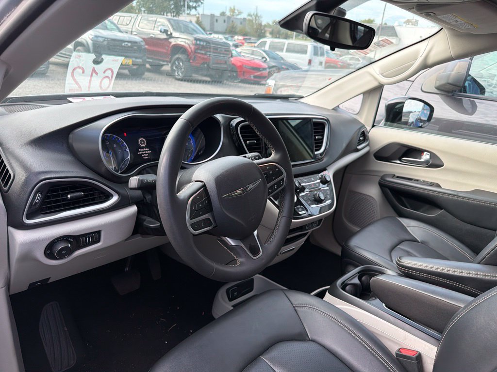 Used 2024 Chrysler Pacifica Touring-L FWD image 11