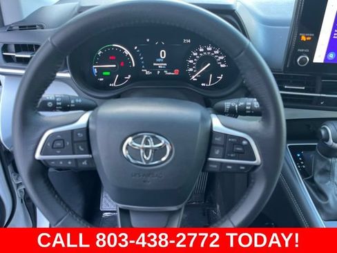 Used 2025 Toyota Sienna XLE FWD image 17