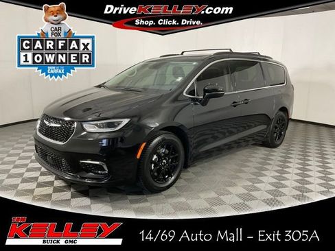 Used 2022 Chrysler Pacifica Touring-L image 1